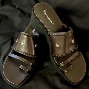 BRAND NEW "BARE TRAPS" HAYDEN WOMENS SANDALS - SIZE 10M!!!